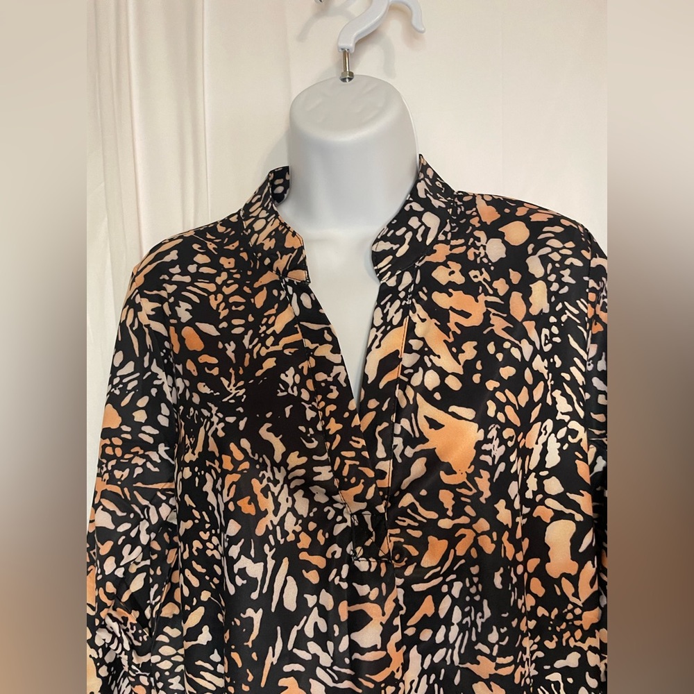 *SALE* NWOT Women’s size M v-neck blouse - Picture 4 of 12